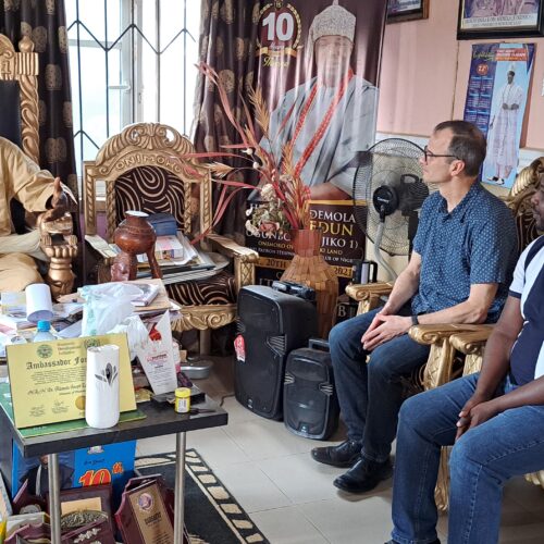 Oba Ademola J.E. Ogunbona (left), the king of Mokoloki town, talks solar with RMI CEO Jon Creyts and Suleiman Babamanu, who directs RMI’s work in Nigeria.